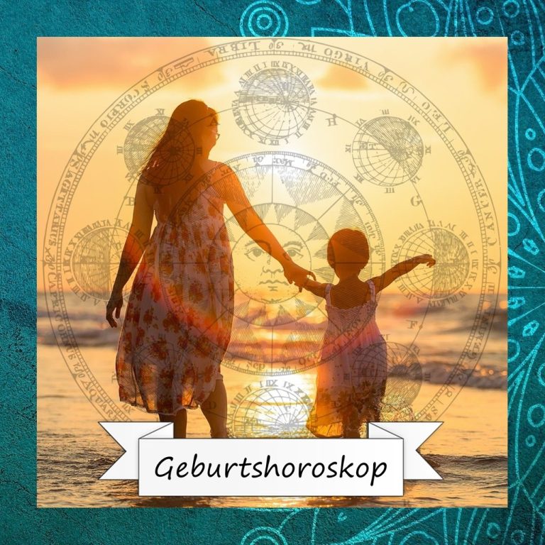 Mutter und Kind halten sich am Strand bei Sonnenuntergang an der Hand.