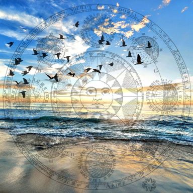 Sonnenuntergang über dem Meer mit fliegenden Vögeln und astrologischen Symbolen.