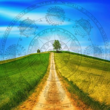 Ein grüner Hügel mit einem Weg, der unter blauem Himmel verläuft.