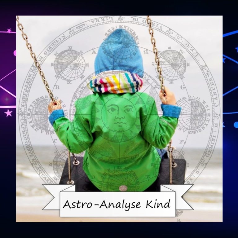 Ein Kind auf einer Schaukel trägt eine grüne Jacke und schaut zum Meer.
