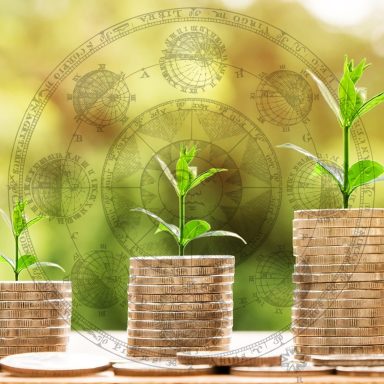 Drei Geldstapel mit wachsenden Pflanzen, Symbol für finanzielles Wachstum.