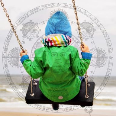 Ein Kind auf einer Schaukel trägt eine grüne Jacke und einen blauen Hut am Strand.