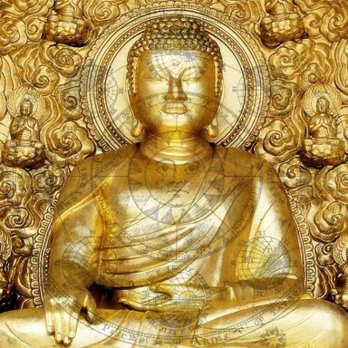 Goldene Buddha-Statue vor einem geschmückten Hintergrund mit anderen Buddha-Figuren.