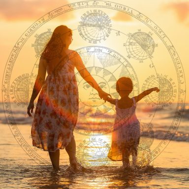 Frau und Kind halten sich am Strand bei Sonnenuntergang an der Hand.