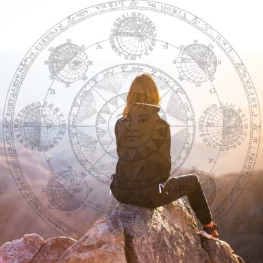 Person sitzt auf einem Felsen mit Blick auf eine Landschaft und mystischen Symbolen im Hintergrund.