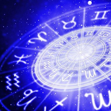 Sternzeichenkreis auf leuchtendem blauen Hintergrund mit astrologischen Symbolen.