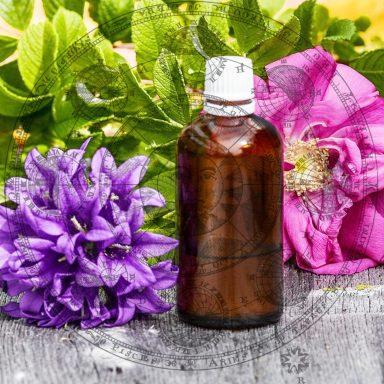 Braune Glasflasche mit Blumen in lila und rosa im Hintergrund.